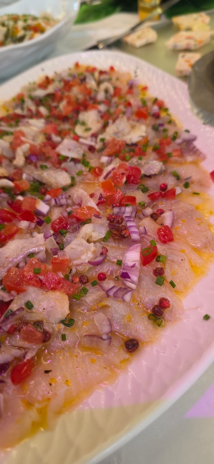 Carpaccio de poisson, tomates et baies roses