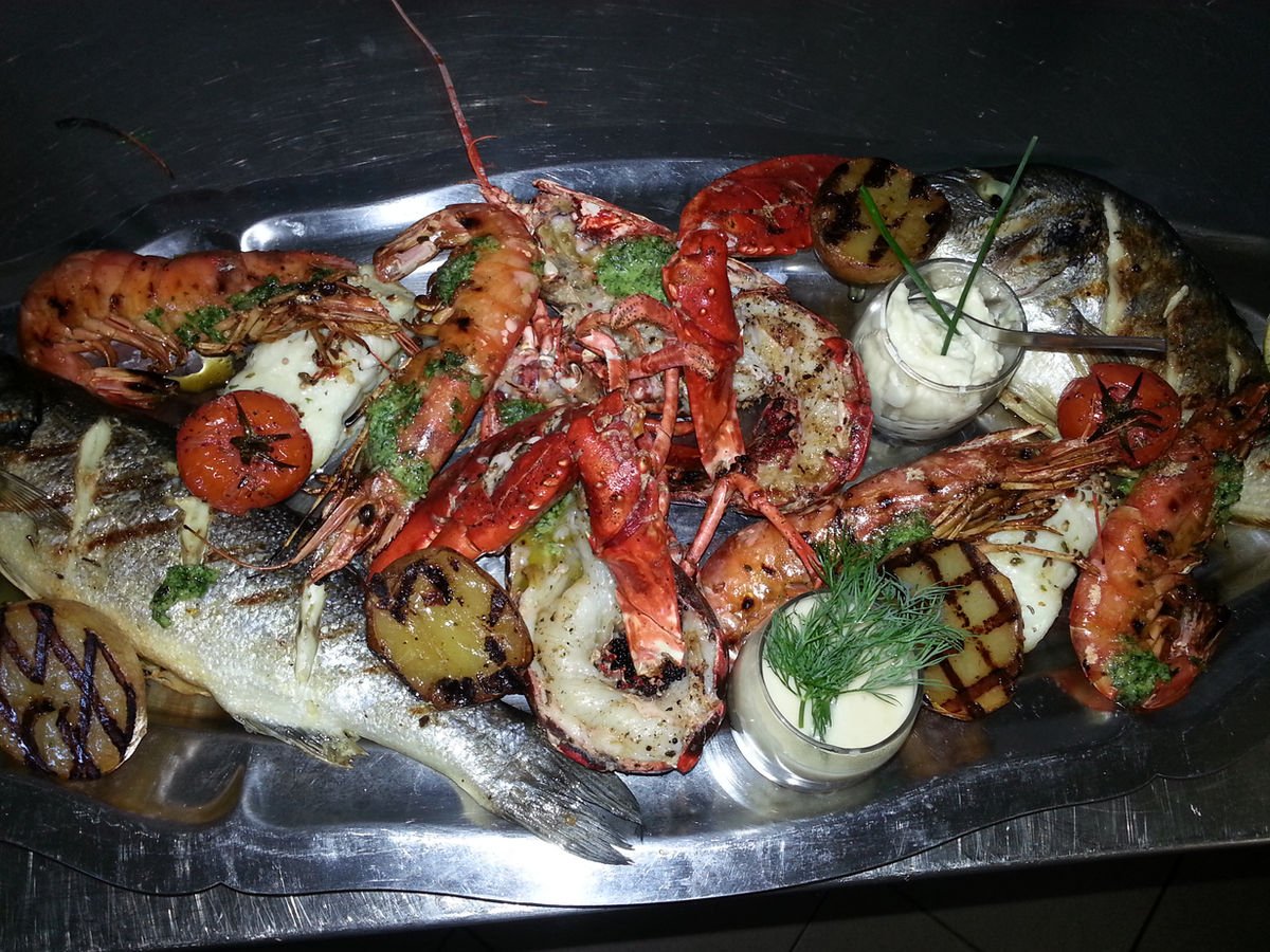 Parillada de la mer : homard, gambas et poisson grillés